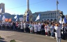 Українські медики вийшли на акцію протесту, у центрі Києва частково перекрили рух
