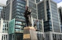На пам'ятнику Калашникову у Москві помітили схему німецького автомата (фото)