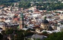 У Львові на знак жалоби за загиблими в катастрофі літака МАУ приспустили прапор на Ратуші