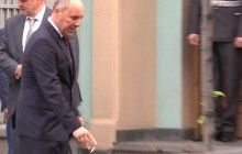 Парубия застукали за выбрасыванием окурка мимо урны (фото)