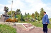 Голова Житомирської ОДА Гундич перевірив, як дбають в Овручі про пам’ятний знак борцям за волю України