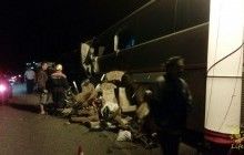 В России экскурсионный автобус врезался в грузовик: 6 погибших, еще 24 пострадали (фото)