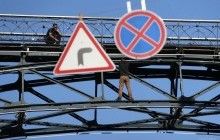Мужчина на Мосту влюбленных угрожает прыгнуть: он в состоянии опьянения, родом - из Житомирской области (видео)