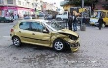 У центрі Тернополя внаслідок ДТП два автомобілі винесло на тротуар (фото)