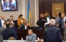 З'явилося відео, як депутат від БПП нокаутував колегу від "Батьківщини" на засіданні Київоблради