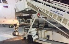 В российском аэропорту под пассажирами обрушился трап: тяжело травмирован ребенок (фото, видео)