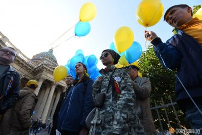 Фото В Санкт-Петербурге несколько сотен человек вышли на несанкционированную акцию против войны с Украиной 24 сентября 2017