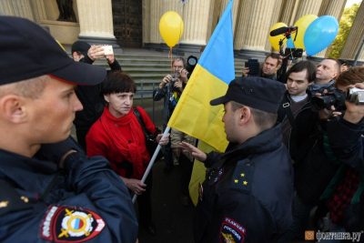 Фото В Санкт-Петербурге несколько сотен человек вышли на несанкционированную акцию против войны с Украиной 24 сентября 2017