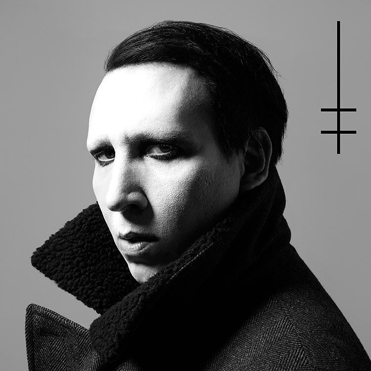 На певца упала декорация в виде двух пистолетов / web.stagram.com/marilynmanson На певца упала декорация в виде двух пистолетов / web.stagram.com/marilynmanson