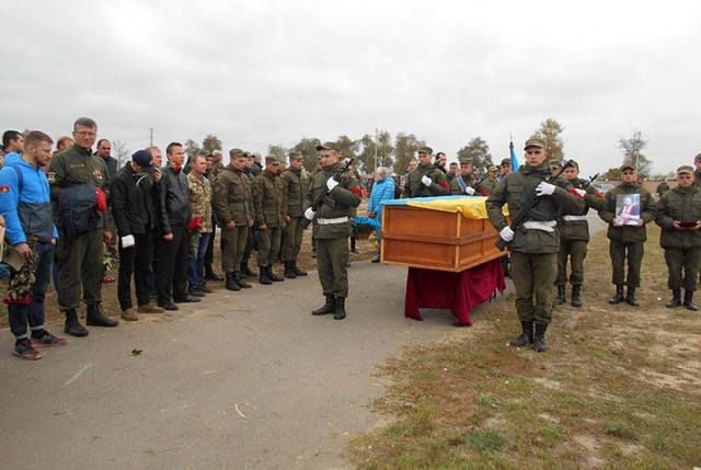 Бійця перепоховали через три роки після смерті / фото sq.com.ua Бійця перепоховали через три роки після смерті / фото sq.com.ua