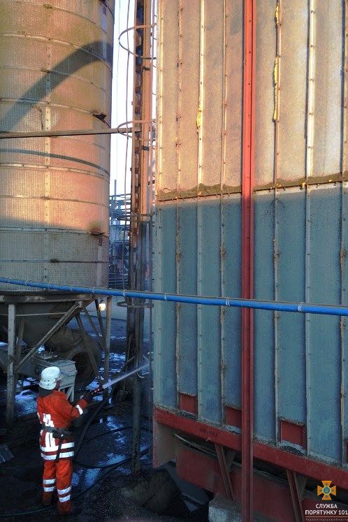 На Тернопільщині понад годину гасили пожежу зерносушки (фото) На Тернопільщині понад годину гасили пожежу зерносушки (фото)