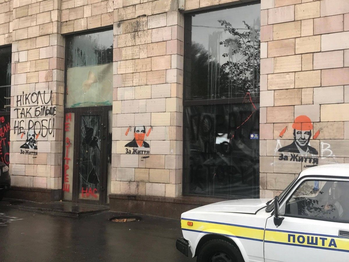 На месте уничтоженніх граффити появилась политическая реклама / фото Sergey Naumovich, Facebook На месте уничтоженніх граффити появилась политическая реклама / фото Sergey Naumovich, Facebook