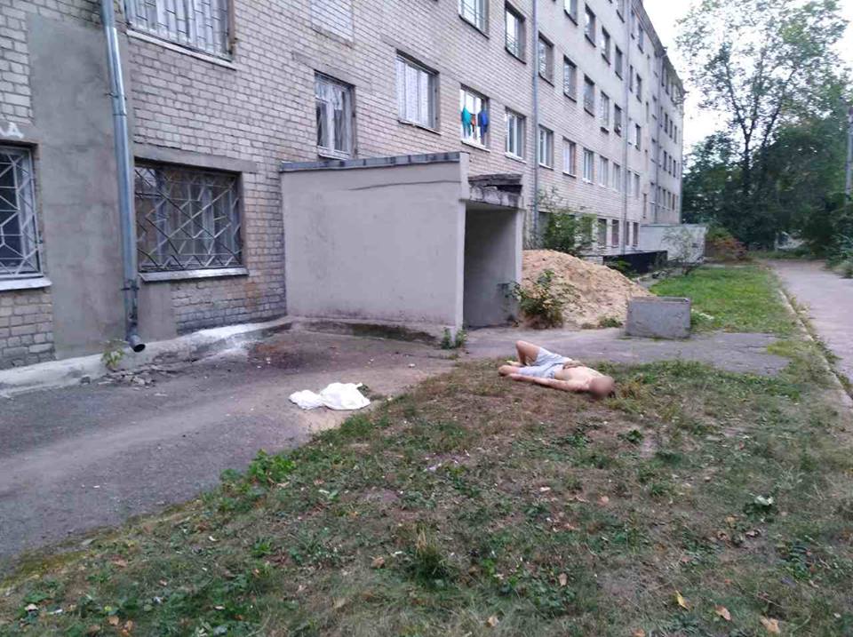 Тело парня обнаружили возле дома / facebook.com/police.kharkov Тело парня обнаружили возле дома / facebook.com/police.kharkov