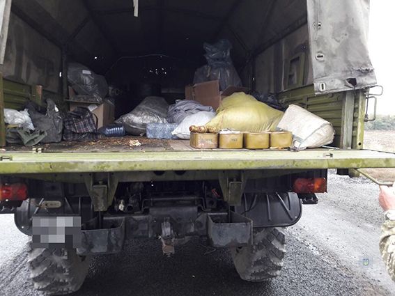 В кузове обнаружили ящики с большим количеством патронов и гранатами / фото dp.npu.gov.ua В кузове обнаружили ящики с большим количеством патронов и гранатами / фото dp.npu.gov.ua
