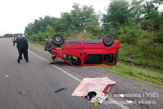 На Тернопільщині внаслідок ДТП, в якому перекинувся мікроавтобус, загинув водій, пасажирка – в реанімації (Фото) На Тернопільщині внаслідок ДТП, в якому перекинувся мікроавтобус, загинув водій, пасажирка – в реанімації (Фото)