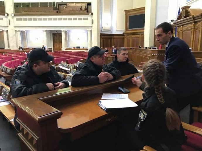 В зал Верховной Рады бросили дымовую шашку / фото Мустафа Найем, Украинская правда В зал Верховной Рады бросили дымовую шашку / фото Мустафа Найем, Украинская правда