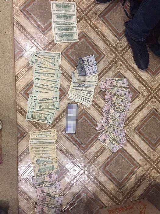Во время обыска в служебном кабинете изъяты деньги / фото facebook.com/SecurSerUkraine Во время обыска в служебном кабинете изъяты деньги / фото facebook.com/SecurSerUkraine