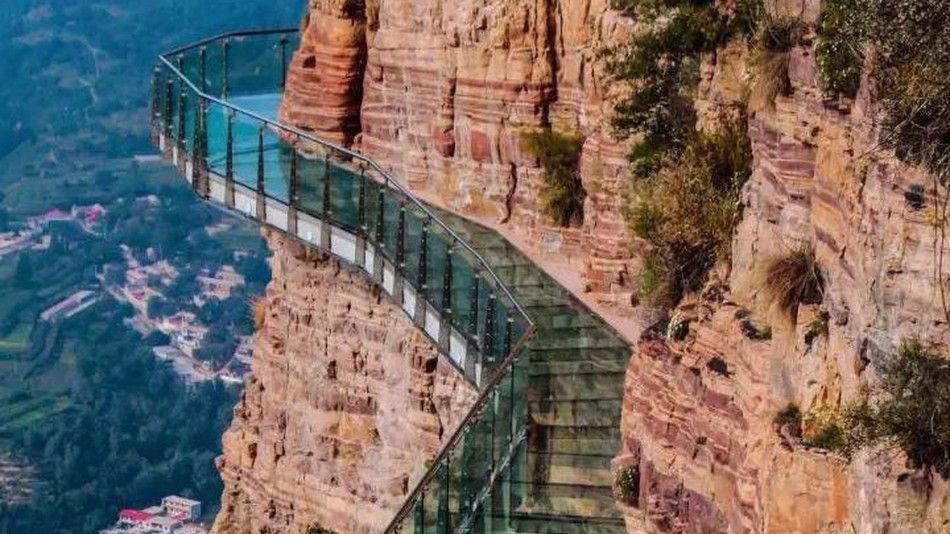 Картинки по запросу Стеклянный мост в Китае начал «трескаться» под ногами туристов