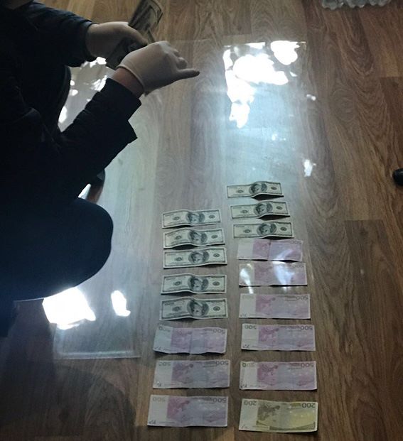 Чиновнику полиции предлагали 10 тыс. долларов / фото npu.gov.ua Чиновнику полиции предлагали 10 тыс. долларов / фото npu.gov.ua