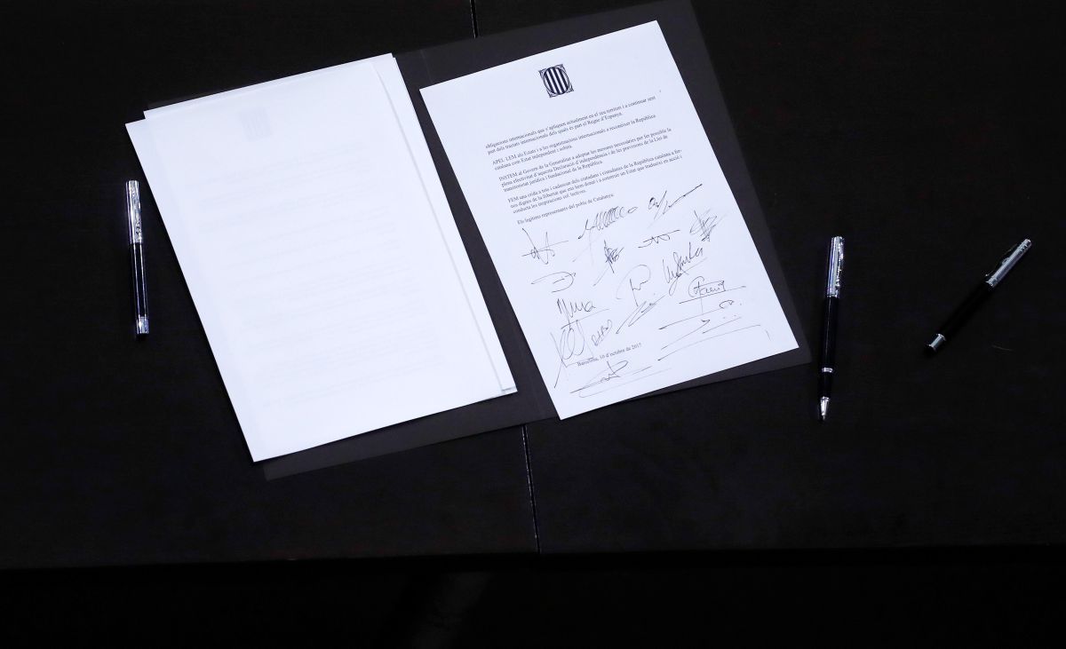 Правительство Испании не признает 'декларацию о независимости' Каталонии Правительство Испании не признает 'декларацию о независимости' Каталонии