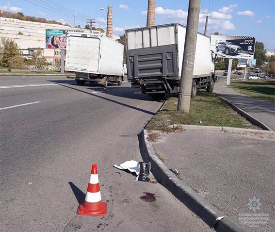 Грузовик совершил наезд на пешеходов / фото dp.npu.gov.ua Грузовик совершил наезд на пешеходов / фото dp.npu.gov.ua