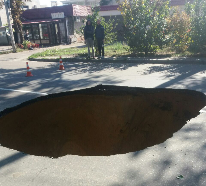 Провалля на дорозі в Одесі / фото Таймер Провалля на дорозі в Одесі / фото Таймер