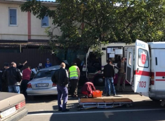 В Одесской области маршрутка врезалась в жилой дом, пострадали пять человек (видео)
В Одесской области маршрутка врезалась в жилой дом, пострадали пять человек (видео)