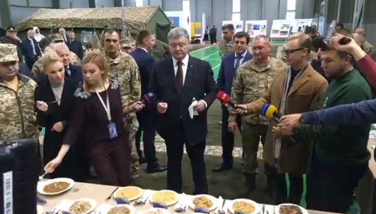 Порошенко скуштував солдатські страви / Скріншот Порошенко скуштував солдатські страви / Скріншот