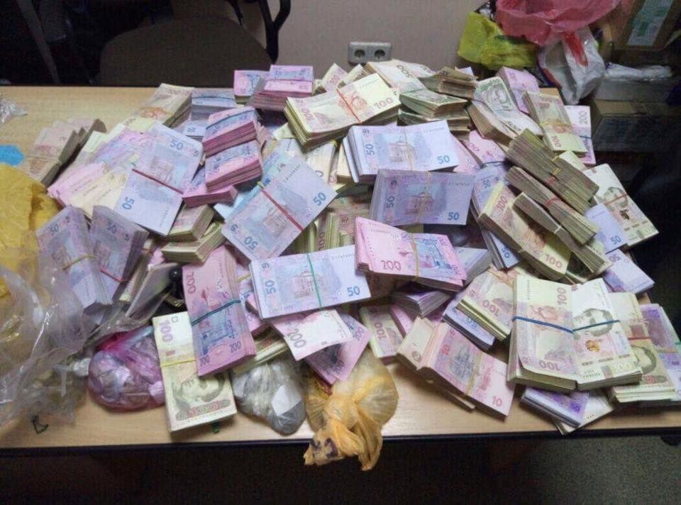 Наразі правоохоронці проводять обшуки в пошуках речових доказів / фото facebook.com/LarysaSargan Наразі правоохоронці проводять обшуки в пошуках речових доказів / фото facebook.com/LarysaSargan