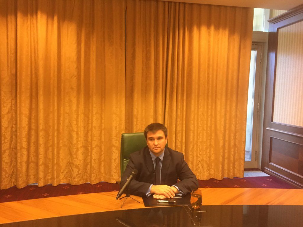 Зранку Павло Клімкін дає інтерв'ю румунським ЗМІ / фото twitter.com/mariana_betsa Зранку Павло Клімкін дає інтерв'ю румунським ЗМІ / фото twitter.com/mariana_betsa