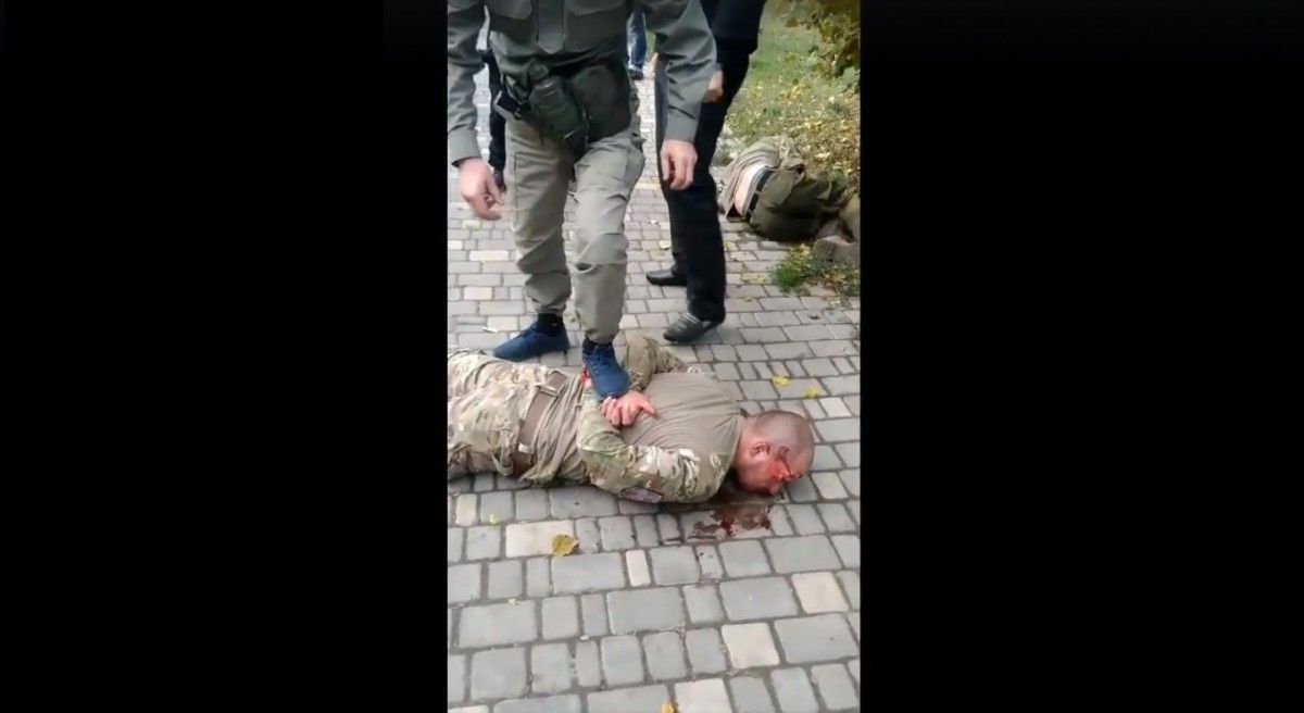 Мужчин избивали после того, как уложили на землю и обезвредили / Кадр из видео на странице Stas Dombrovsky в Facebook Мужчин избивали после того, как уложили на землю и обезвредили / Кадр из видео на странице Stas Dombrovsky в Facebook