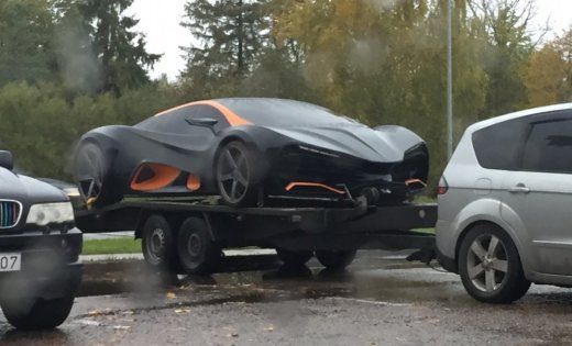 Українське авто помітили на автозаправці / фото delfi.lv Українське авто помітили на автозаправці / фото delfi.lv