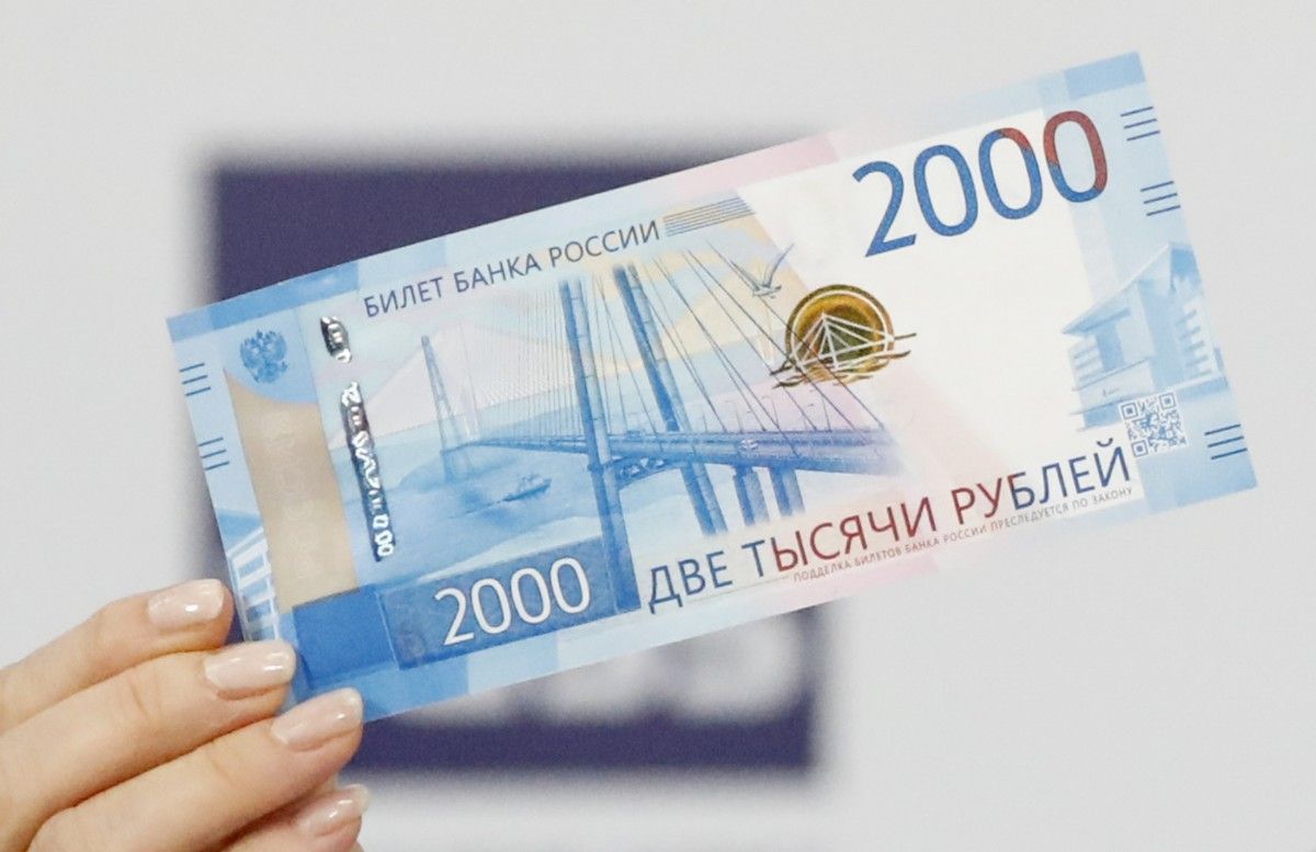 Центробанк РФ не захотел спасать курс рубля / иллюстрация REUTERS