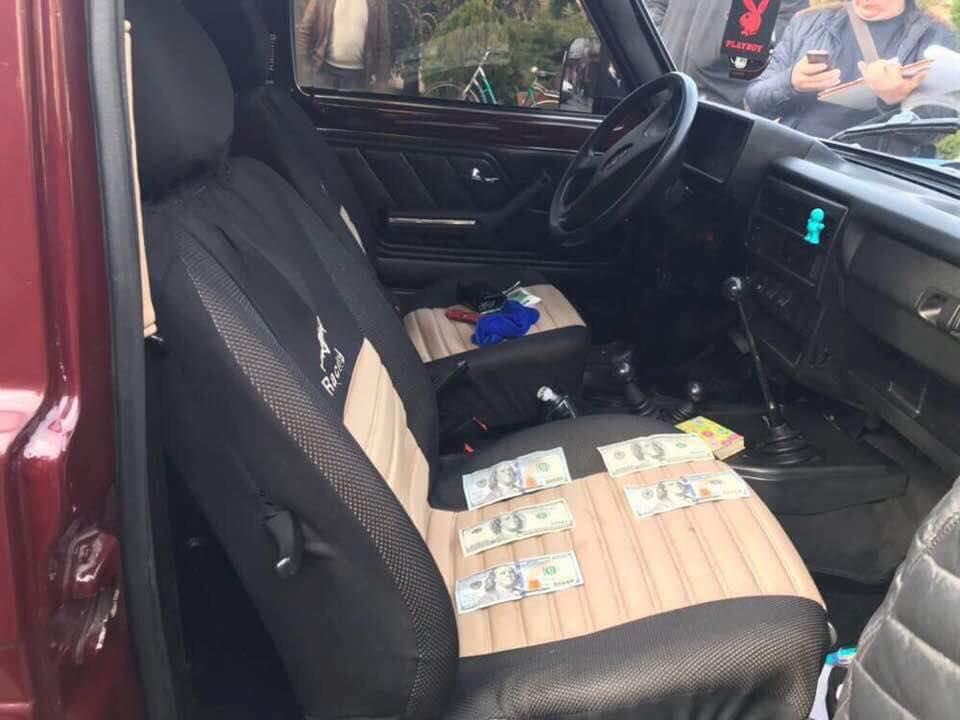 Поліцейського затримано при одержанні хабара / фото facebook.com/LarysaSargan Поліцейського затримано при одержанні хабара / фото facebook.com/LarysaSargan