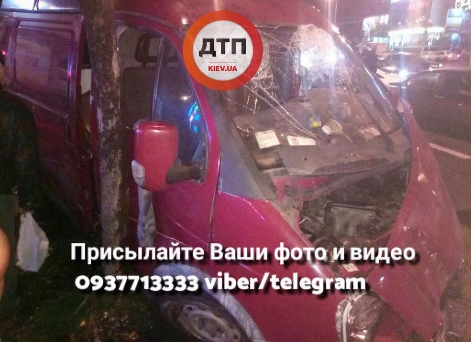 В Києві сталося масштабне ДТП / фото facebook.com/dtp.kiev.ua В Києві сталося масштабне ДТП / фото facebook.com/dtp.kiev.ua