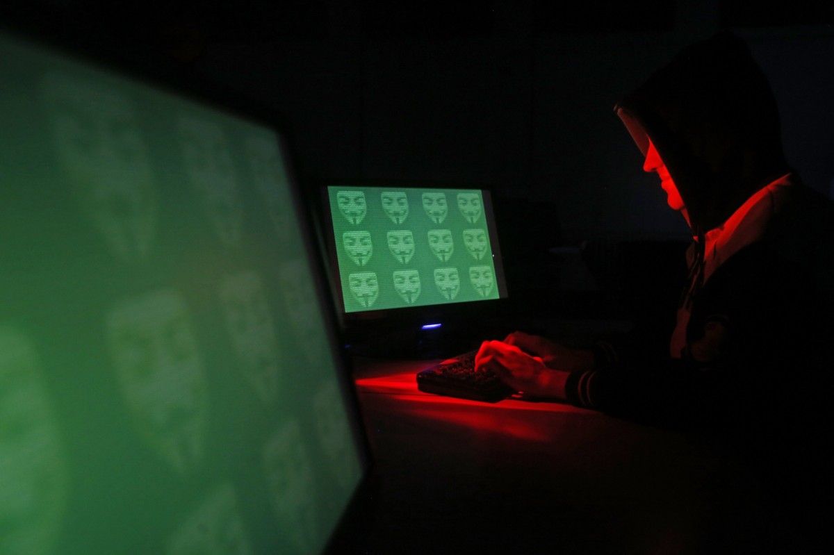Несмотря на частичную недоступность сайтов части атакованных компаний, их сети работают без перебоев / иллюстрация REUTERS