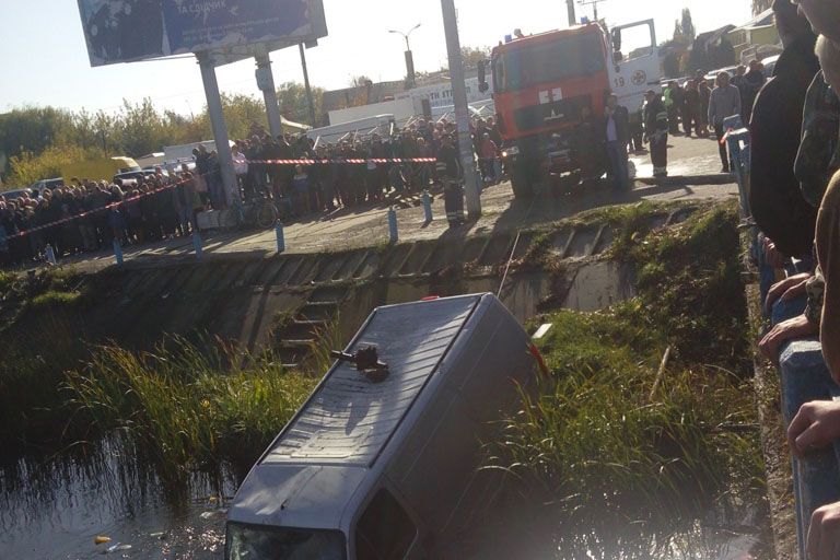 Як затонув автомобіль - невідомо / Фото dsns.gov.ua