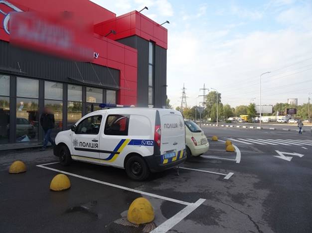 Кражу заметили охранники супермаркета, которые задержали правонарушителей и передали их полицейским / Фото kyiv.npu.gov.ua Кражу заметили охранники супермаркета, которые задержали правонарушителей и передали их полицейским / Фото kyiv.npu.gov.ua
