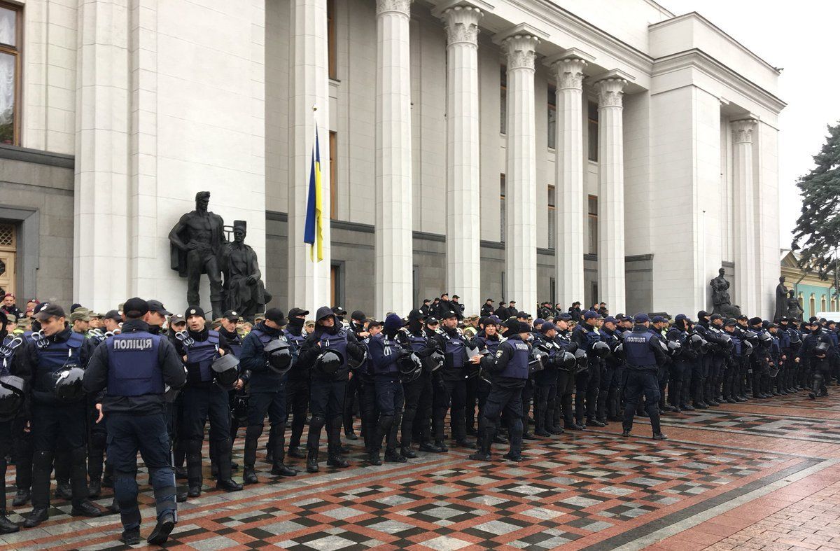 Полиция осматривает багажники автомобилей / фото @chesno_movement Полиция осматривает багажники автомобилей / фото @chesno_movement