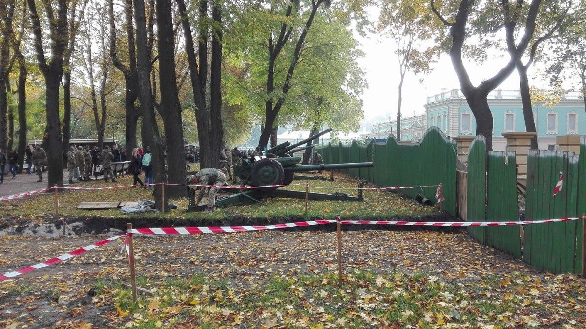 Також стоять металошукачі, військові автомобілі та техніка / фото Максим Руденко facebook Також стоять металошукачі, військові автомобілі та техніка / фото Максим Руденко facebook