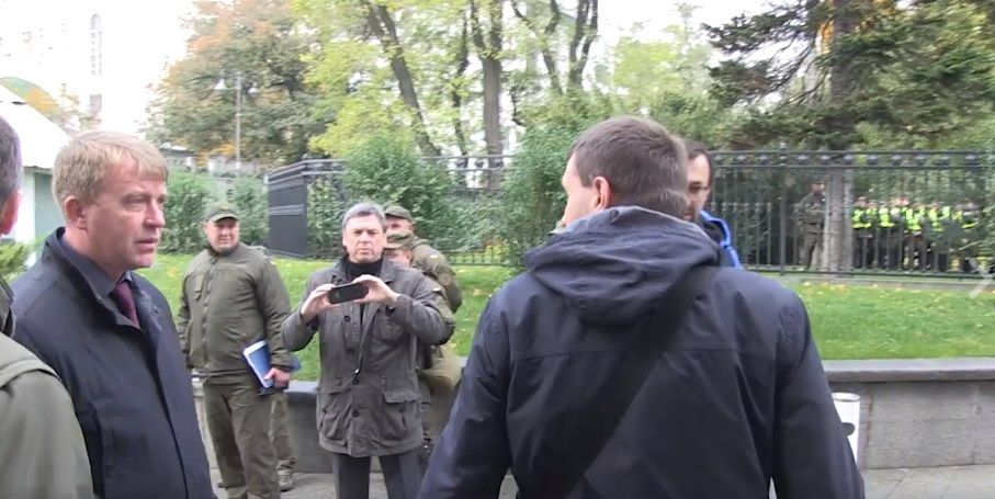 Парасюк спробував ударити Гелетея ногою / Скріншот Парасюк спробував ударити Гелетея ногою / Скріншот
