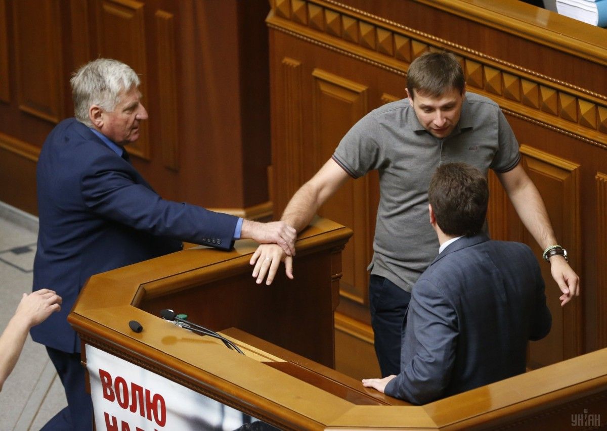 Депутат Парасюк вирізняється експресивністю і вже не вперше розпускає ноги / фото УНІАН Депутат Парасюк вирізняється експресивністю і вже не вперше розпускає ноги / фото УНІАН