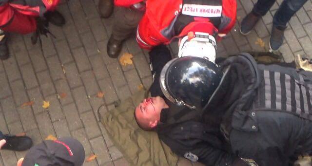Потерпілий під Радою правоохоронець / facebook.com/zoryan.zoryan Потерпілий під Радою правоохоронець / facebook.com/zoryan.zoryan