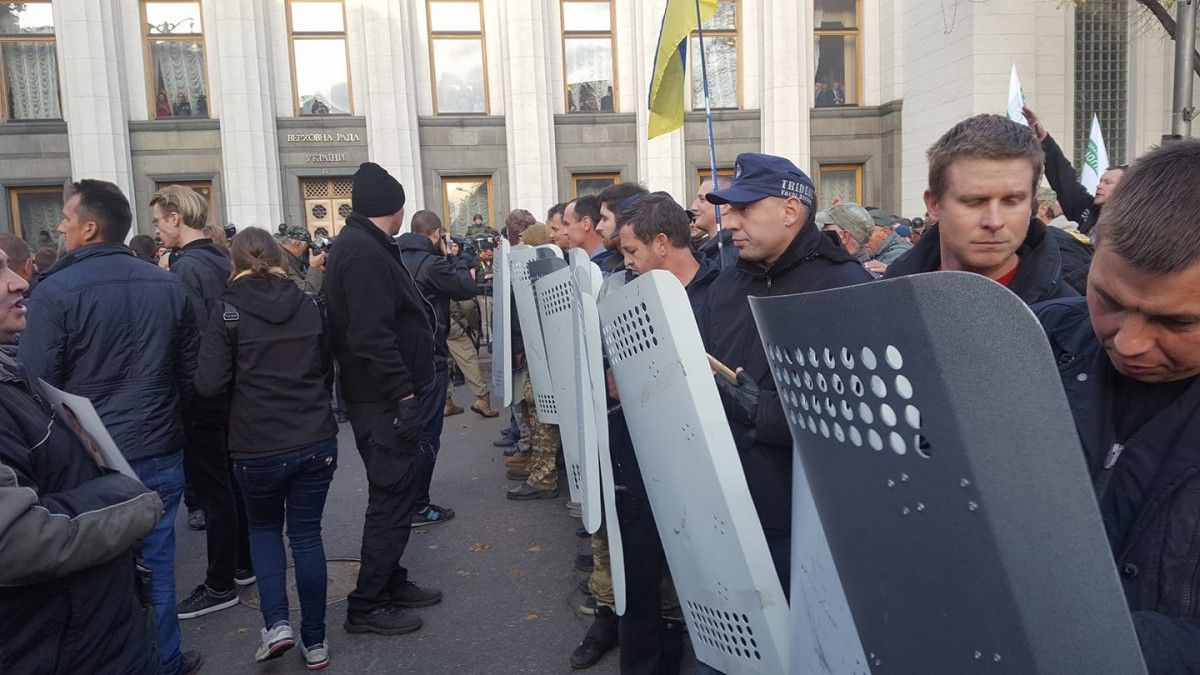Щити правоохоронців були заховані за автобусом / фото facebook.com/kristina.berdinskikh Щити правоохоронців були заховані за автобусом / фото facebook.com/kristina.berdinskikh