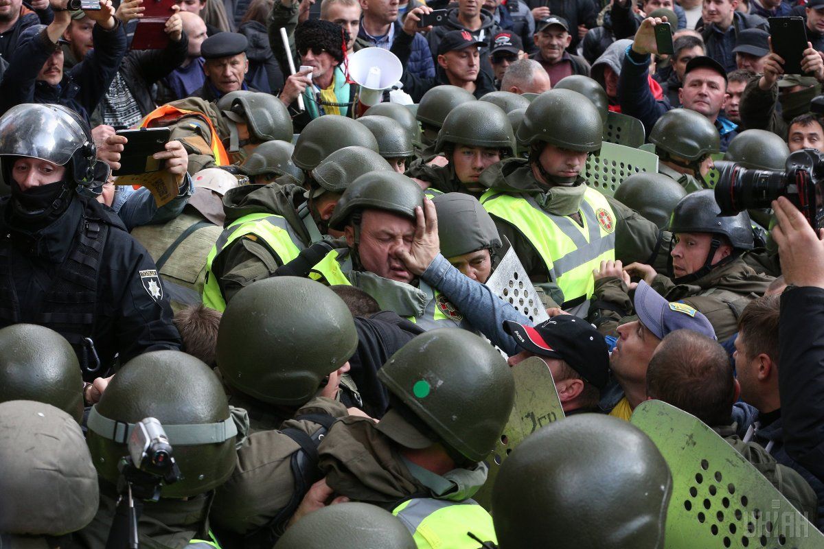 У Нацполіції зазначили, що наразі ситуація під Верховною Радою більш-менш спокійна / фото УНІАН У Нацполіції зазначили, що наразі ситуація під Верховною Радою більш-менш спокійна / фото УНІАН