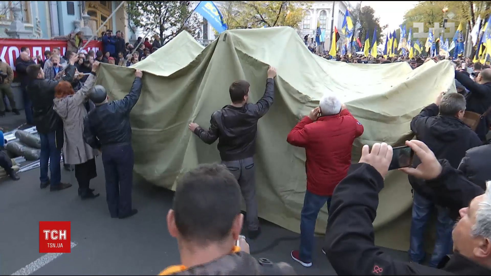 Активісти також заявили, що деякі політики роздають гроші поблизу наметового містечка / скріншот Активісти також заявили, що деякі політики роздають гроші поблизу наметового містечка / скріншот
