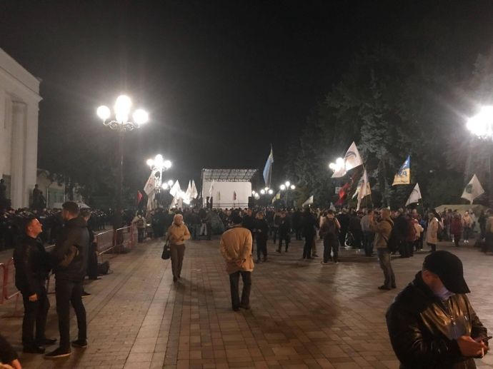 Активісти не хотіли пропускати деяких нардепів / фото УП Активісти не хотіли пропускати деяких нардепів / фото УП
