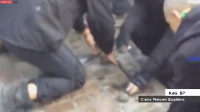 Під Радою почали розбирати бруківку / скріншот з трансляції Під Радою почали розбирати бруківку / скріншот з трансляції