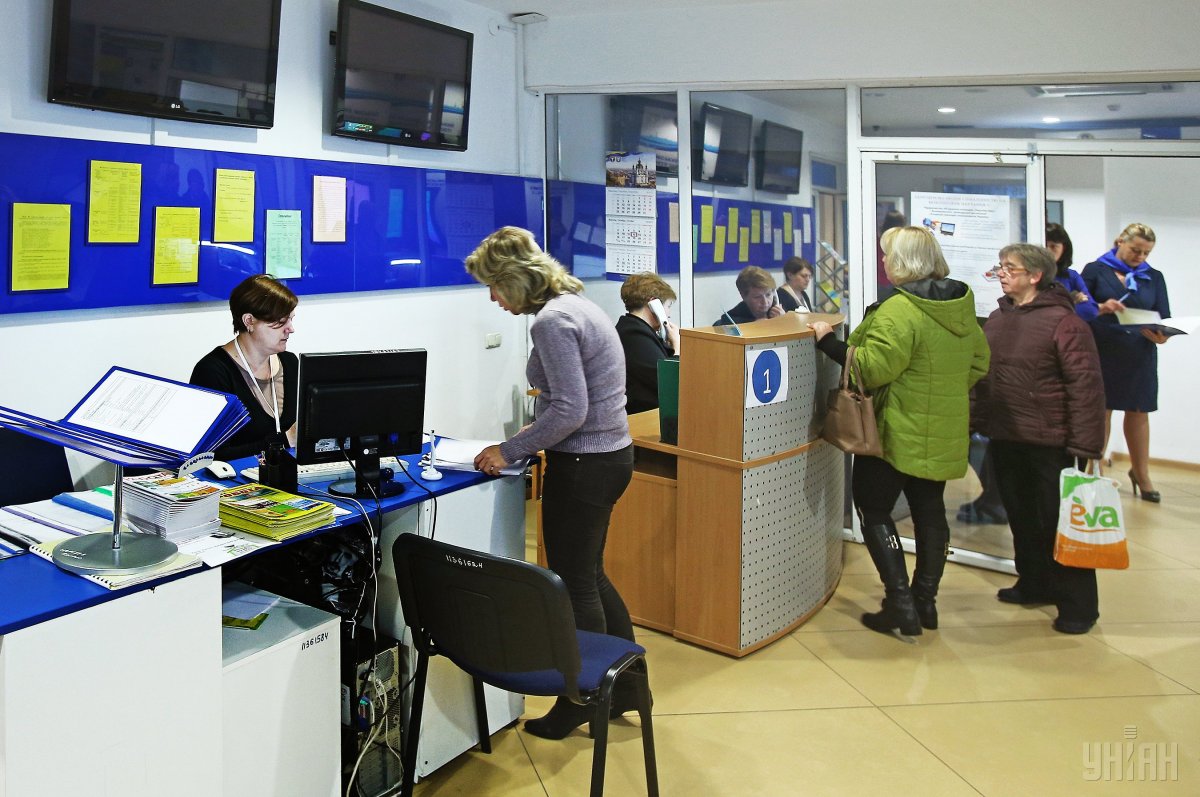 Сотні тисяч українців стали на облік у державному центрі зайнятості / фото УНІАН Сотні тисяч українців стали на облік у державному центрі зайнятості / фото УНІАН