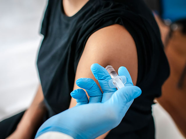 Украинцы смогут делать прививки от коронавируса в частных клиниках летом / фото newsru.co.il